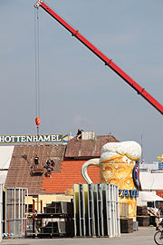 Wiesnaufbau 23.08.2009 (©Foto: Martin Schmitz)